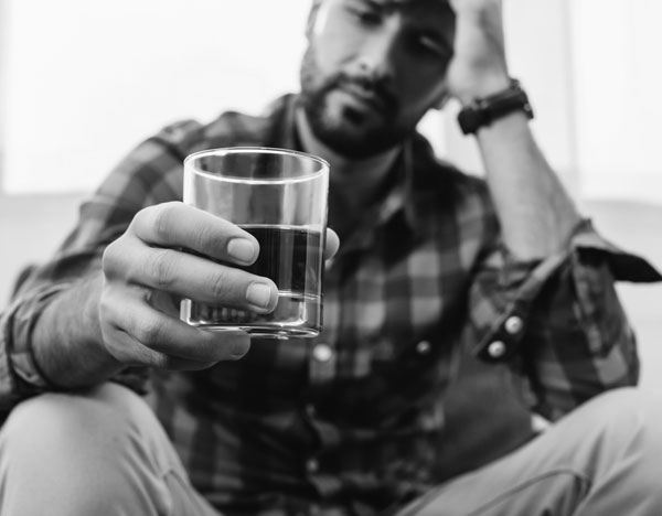 Czy chęć ograniczenia alkoholu wystarcza, by mniej go spożywać? Badania mówią, że nie…